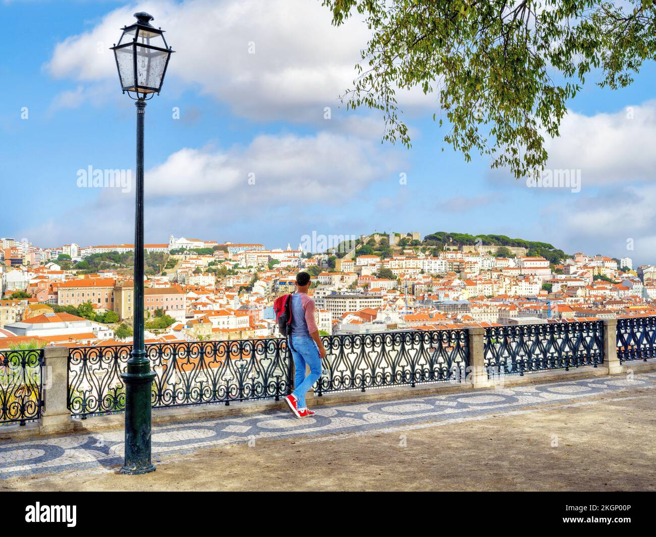 Miradouro de Sao Pedro de Alcantara Aussichtspunkt der Stadt, Stadtbild mit wunderschönem Park zwischen Chiado und Barrio Alto Viertel Lissabon, Portugal, EUR Stockfoto