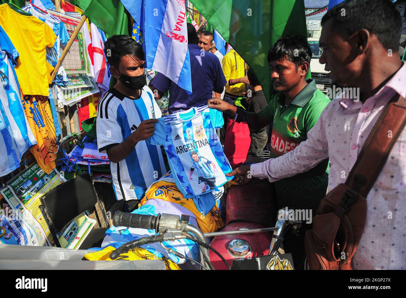 Sylhet, Bangladesch. 22.. November 2022. 22. November 2022, Sylhet, Bangladesch: Fans kaufen Trikots und Flaggen ihrer Lieblingsmannschaft auf dem Außenmarkt während der FIFA-Weltmeisterschaft 2022, heute Spiel zwischen Argentinien und Saudi-Arabien . Die diesjährige FIFA-Weltmeisterschaft wird von Katar ausgerichtet. Am 22. November 2022 in Sylhet, Bangladesch (Foto: MD Rafayat Haque Khan/Eyepix Group/Sipa USA). SIPA USA/Alamy Live News Stockfoto