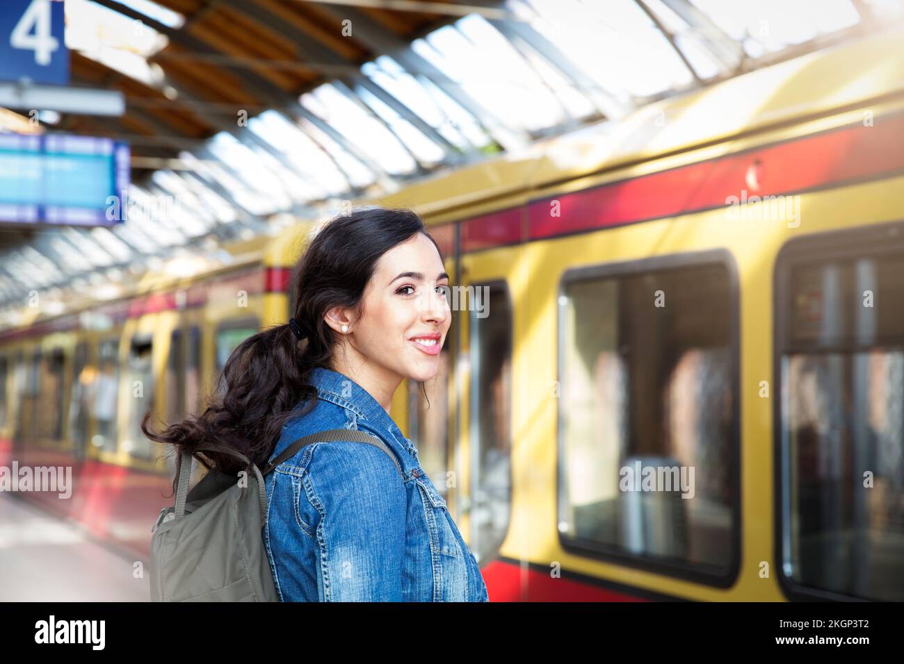 Deutschland, Berlin, junge Frau, die vor dem Zug wartet Stockfoto