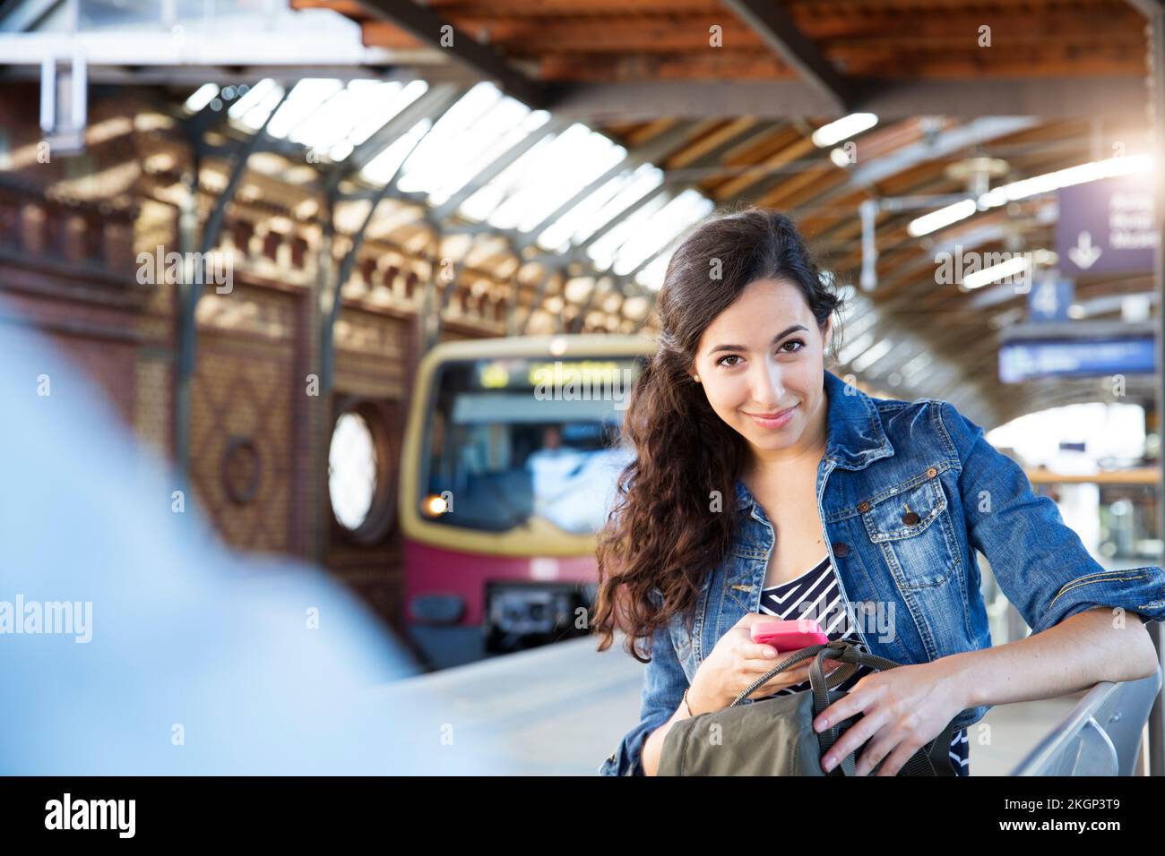 Deutschland, Berlin, Porträt der jungen weiblichen Touristen auf Städtereise Stockfoto