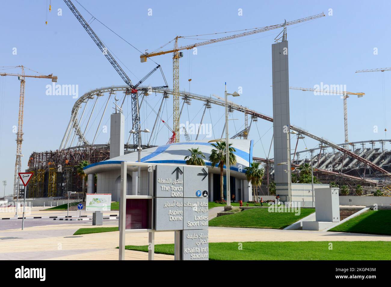 KATAR, Doha, Baustelle Khalifa International Stadion für die FIFA Weltmeisterschaft 2022, gebaut vom Auftragnehmer Midmac und sixt Contract, die Arbeit wird von Wanderarbeitern / KATAR, Doha, Baustelle Khalifa International Stadium für die FIFA Fussballmeisterschaft 2022, auf den Ländern Gastarbeitern aus verschiedenen Baustellen geleistet Stockfoto