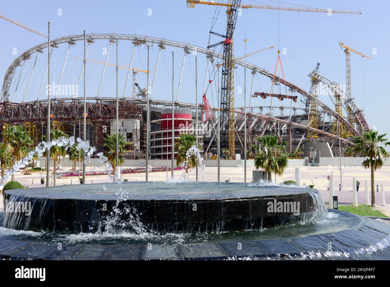 KATAR, Doha, Baustelle Khalifa International Stadion für die FIFA Weltmeisterschaft 2022, gebaut vom Auftragnehmer Midmac und sixt Contract, die Arbeit wird von Wanderarbeitern / KATAR, Doha, Baustelle Khalifa International Stadium für die FIFA Fussballmeisterschaft 2022, auf den Ländern Gastarbeitern aus verschiedenen Baustellen geleistet Stockfoto