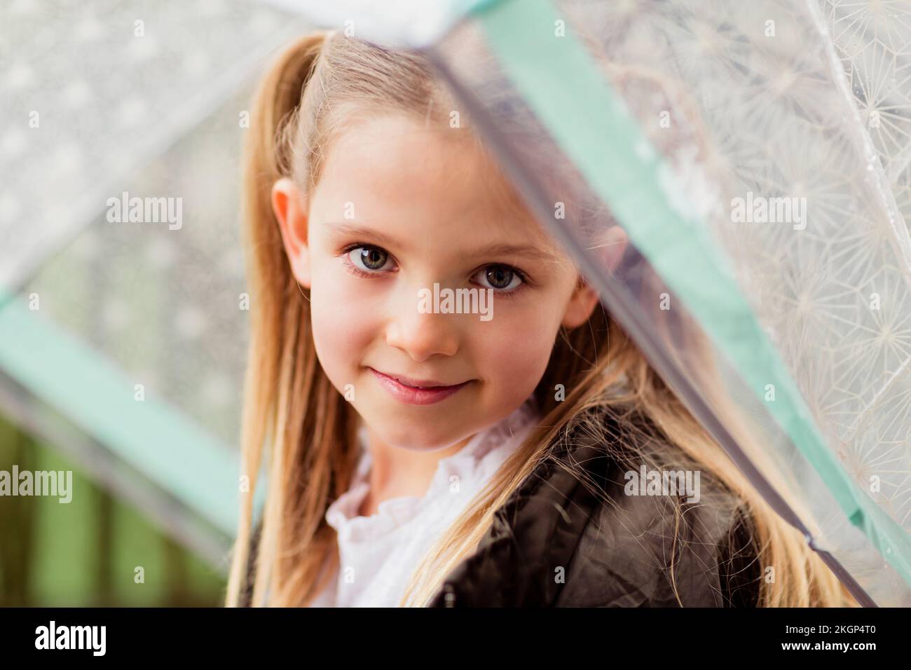 Porträt der lächelnde Mädchen mit Schirm Stockfoto