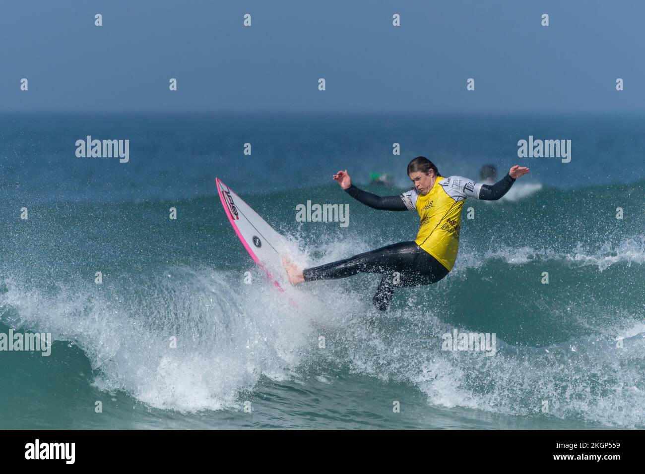 Ein männlicher Surfer, der an einem Surfwettbewerb im britischen Fistral in Newquay in Cornwall teilhat. Stockfoto