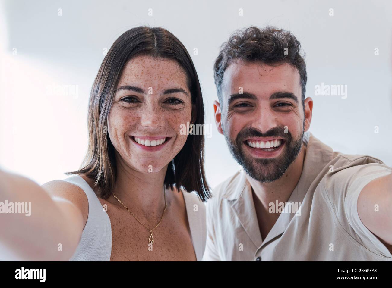 Glückliche Geschäftskollegen machen Selfie im Büro Stockfoto