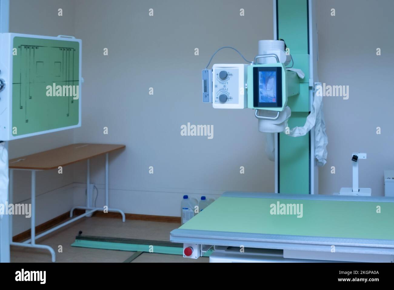 Das Innere eines modernen Röntgeninspektionsschranks in der Privatklinik Stockfoto