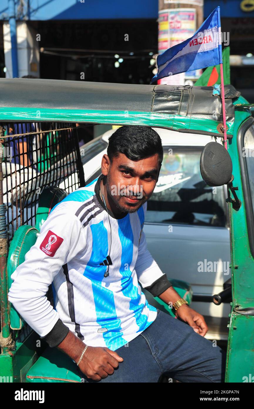 Sylhet, Bangladesch. 22.. November 2022. 22. November 2022, Sylhet, Bangladesch: Fans kaufen Trikots und Flaggen ihrer Lieblingsmannschaft auf dem Außenmarkt während der FIFA-Weltmeisterschaft 2022, heute Spiel zwischen Argentinien und Saudi-Arabien . Die diesjährige FIFA-Weltmeisterschaft wird von Katar ausgerichtet. Am 22. November 2022 in Sylhet, Bangladesch (Foto: MD Rafayat Haque Khan/Eyepix Group/Sipa USA). SIPA USA/Alamy Live News Stockfoto