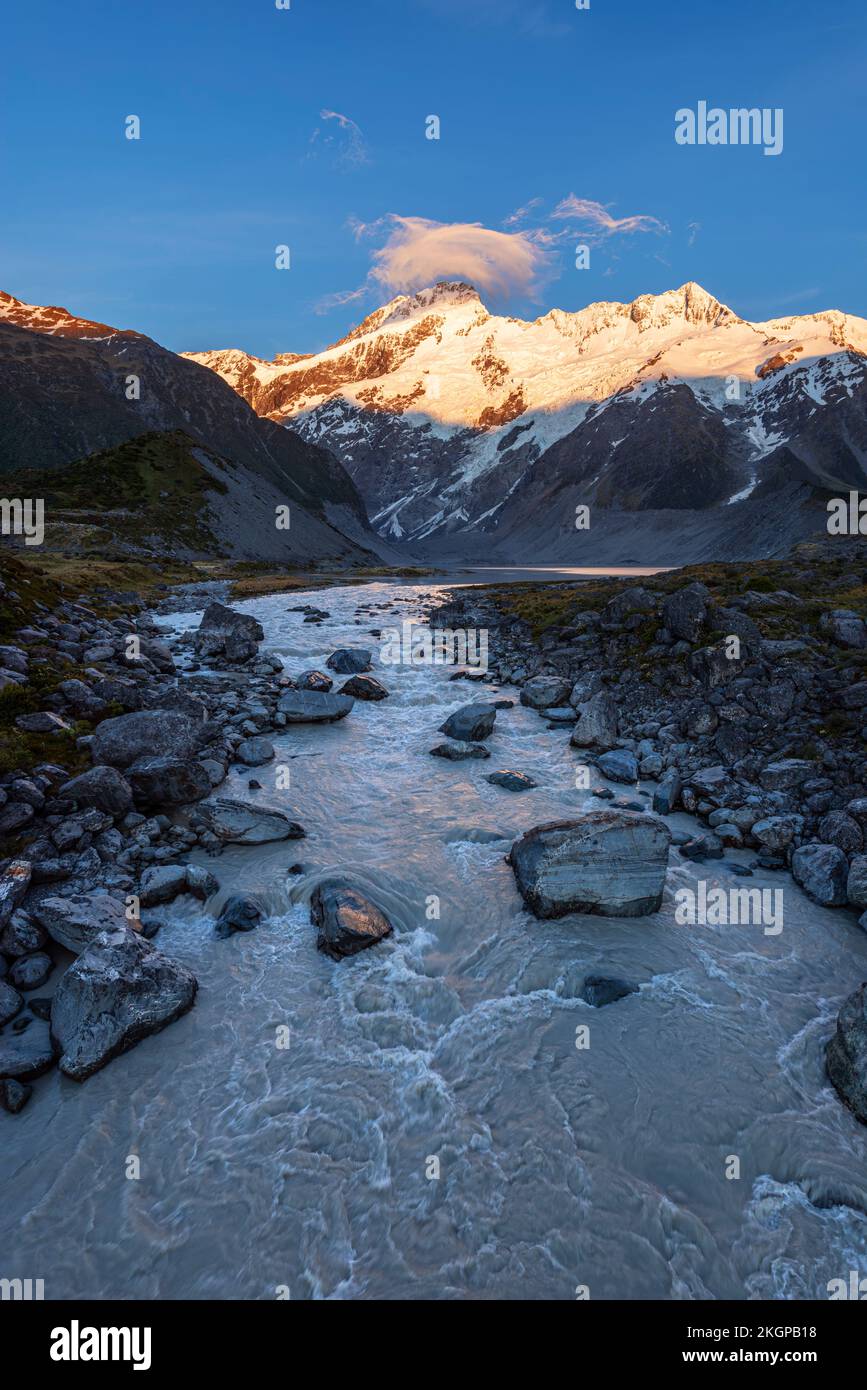 Neuseeland, Canterbury Region, Hooker River bei Tagesanbruch mit Mount Sefton im Hintergrund Stockfoto