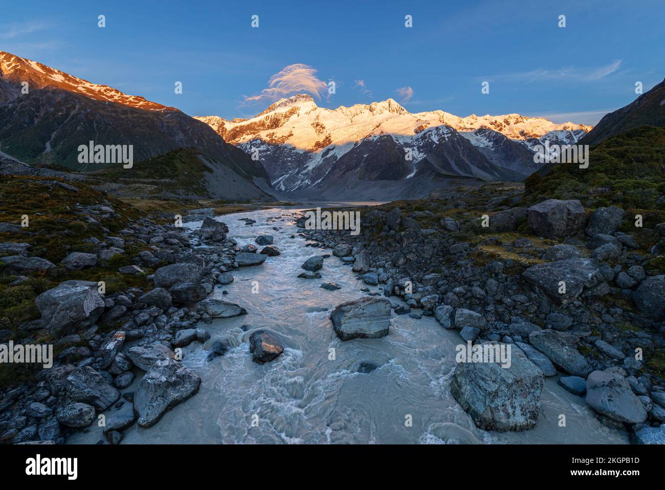 Neuseeland, Canterbury Region, Hooker River bei Tagesanbruch mit Mount Sefton im Hintergrund Stockfoto