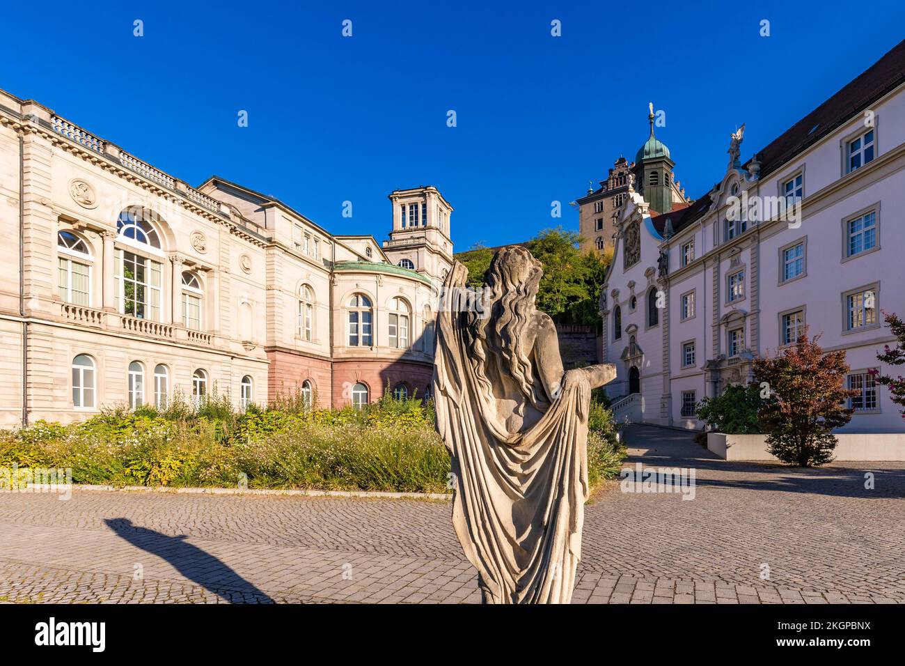 Deutschland, Baden-Wurttemberg, Baden-Baden, Statue vor dem Friedrichsbad und der Klosterschule Stockfoto