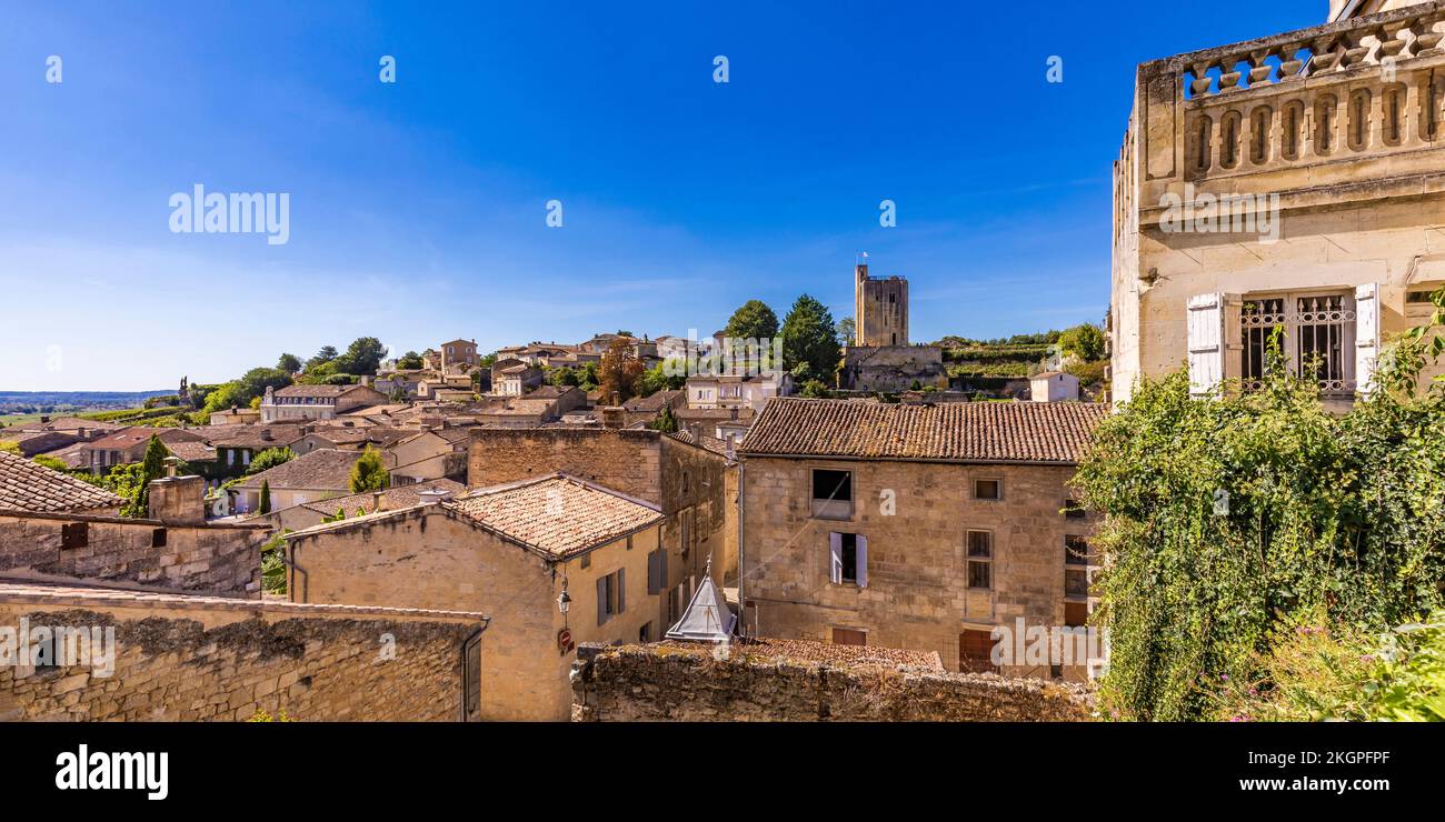 Frankreich, Nouvelle-Aquitaine, Saint-Emilion, Panoramablick auf Häuser in der historischen Stadt Stockfoto
