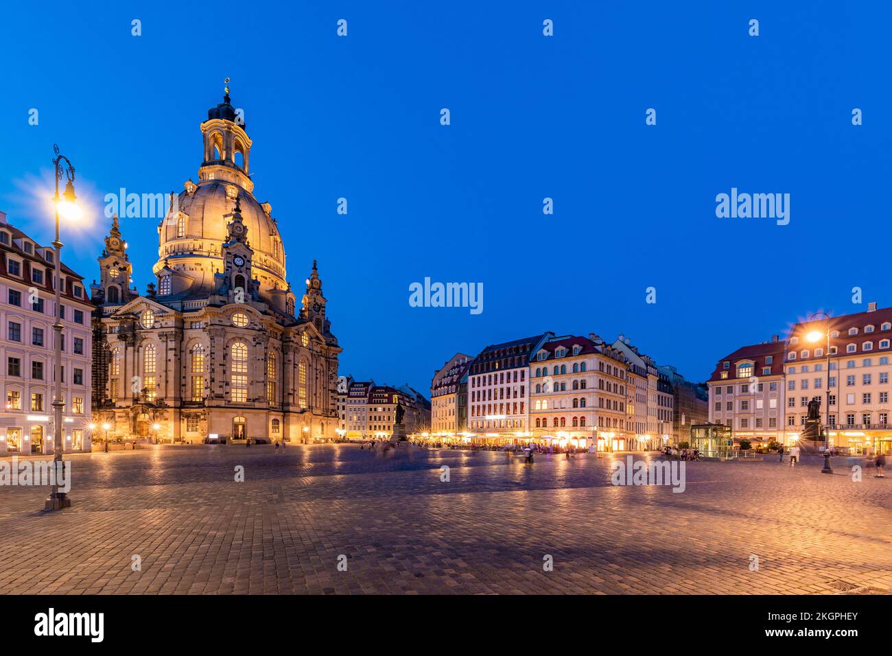 Deutschland, Sachsen, Dresden, Neumarktplatz in der Abenddämmerung mit historischer Frauenkirche im Hintergrund Stockfoto