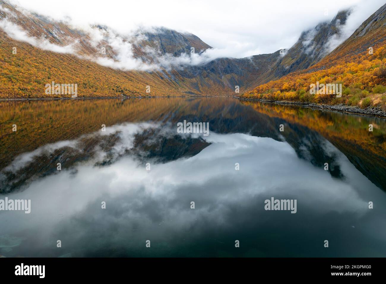 Ruhige Herbstszene von Meer zu Berg Stockfoto