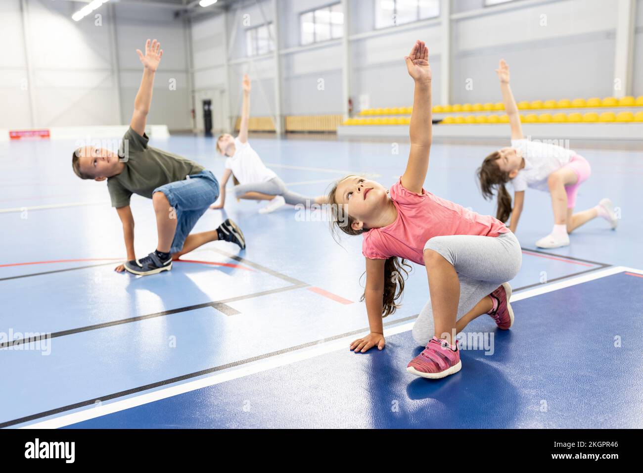 Grundschüler, die gemeinsam auf dem Schulsportplatz trainieren Stockfoto