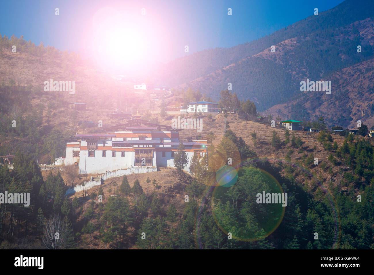 Die alten bhutanischen Tempel befinden sich im wunderschönen Tal inmitten des Himalaya-Berges. Das ist eine wunderbare Touristenattraktion. Die Aussicht ist traumhaft. Stockfoto