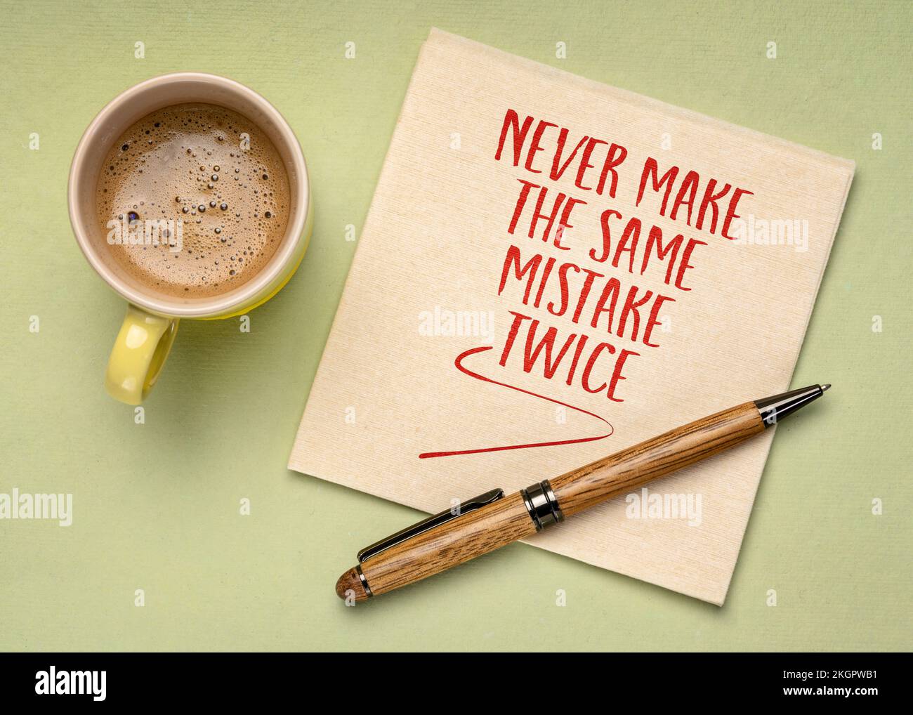 Machen Sie nie wieder denselben Fehler – inspirierende Handschrift auf einer Serviette mit Kaffee, Erfahrung, Lernen und persönlichem Entwicklungskonzept Stockfoto