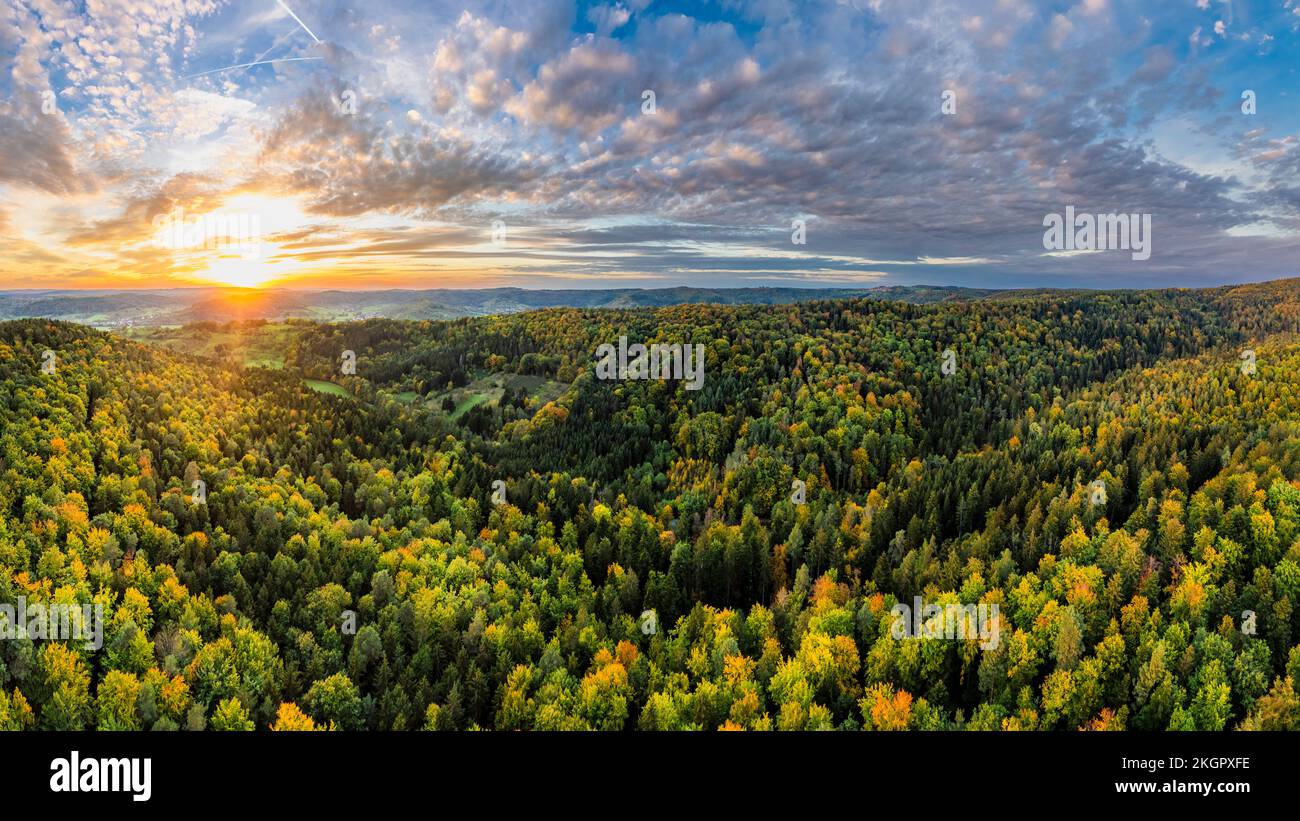 Deutschland, Baden-Württemberg, Dronenblick auf den Wieslauftal-Wald bei Herbstuntergang Stockfoto