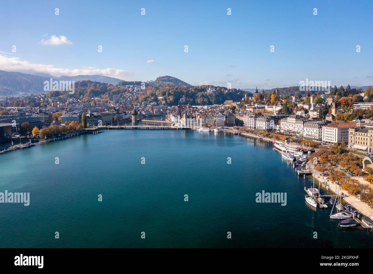 Schweiz, Kanton Luzern, Luzern, Luftaufnahme der Stadt am Seeufer im Herbst Stockfoto