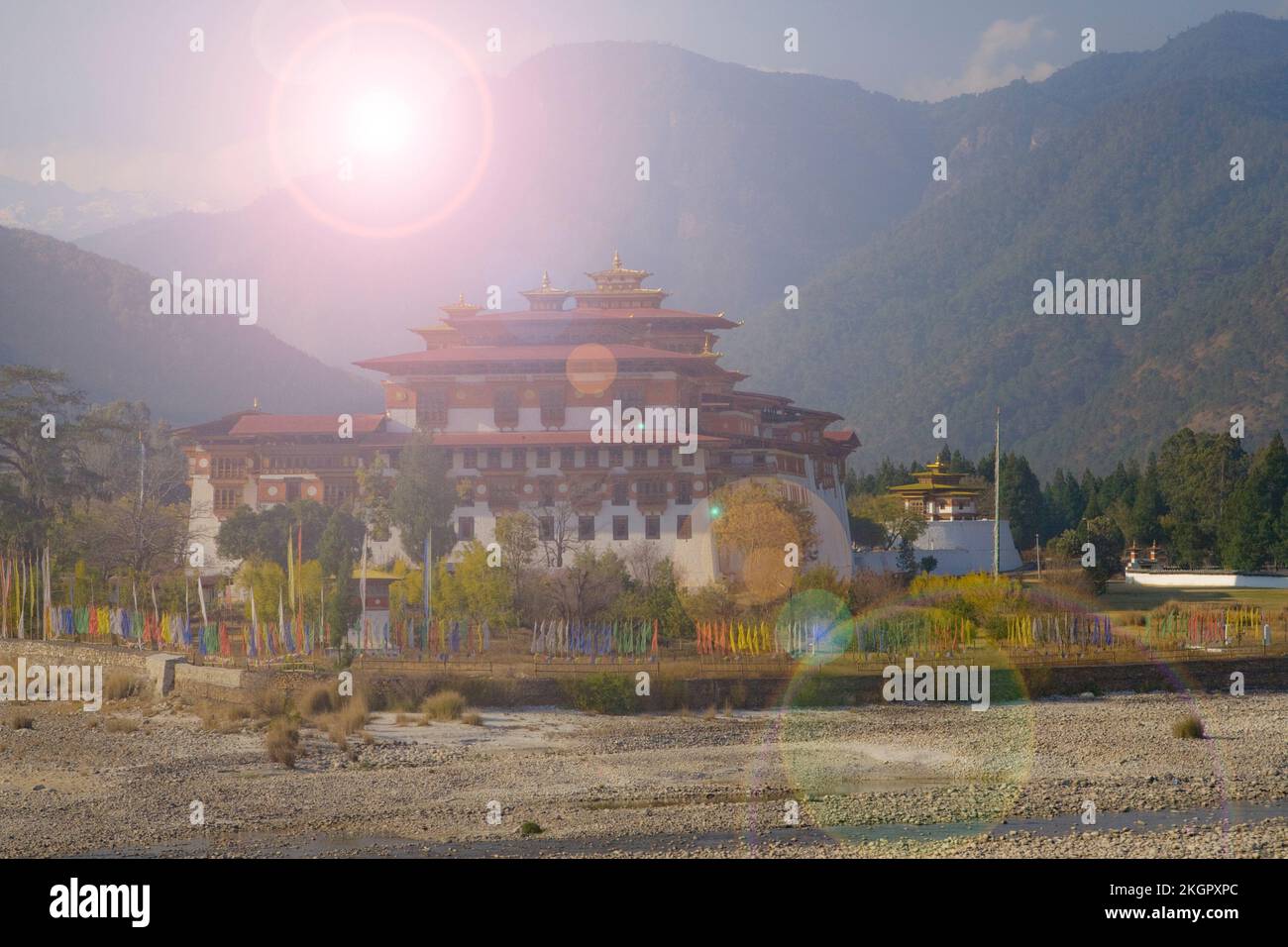 Die alten bhutanischen Tempel befinden sich im wunderschönen Tal inmitten des Himalaya-Berges. Das ist eine wunderbare Touristenattraktion. Die Aussicht ist traumhaft. Stockfoto