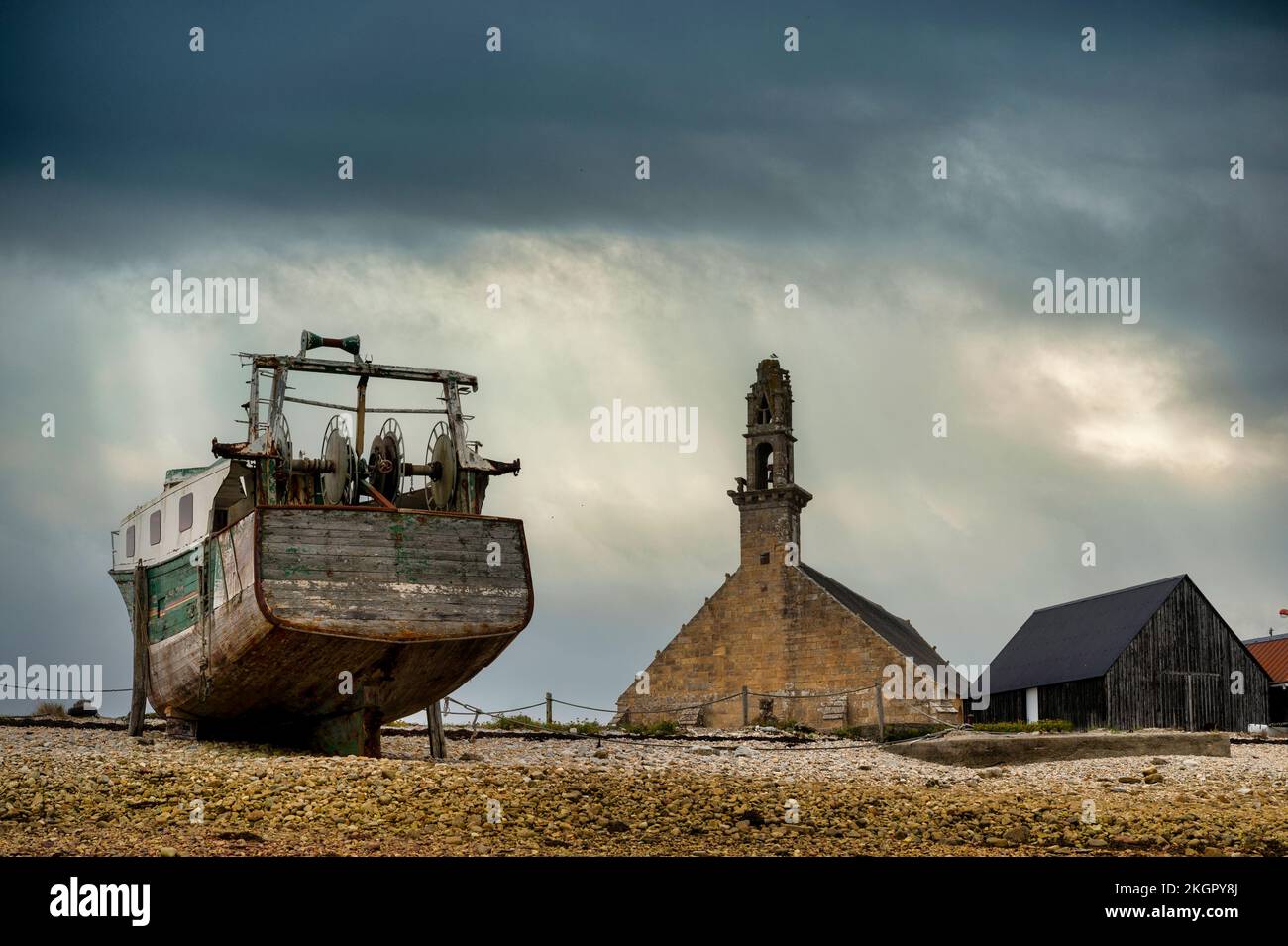 Frankreich, Bretagne, Camaret-sur-Mer, Trawler auf dem Schiffsfriedhof mit Chapelle Notre-Dame-De-Rocamadour im Hintergrund Stockfoto