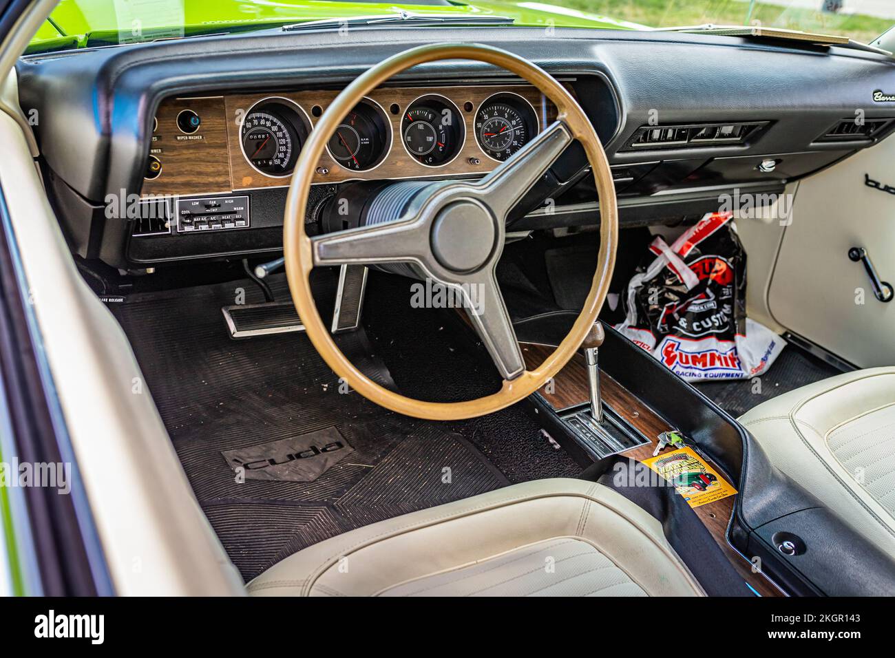 Des Moines, Iowa - 03. Juli 2022: Aus der Perspektive detaillierter Blick auf das Innere einer 1970 Plymouth Hemi Cuda Hardtop Coupe auf einer lokalen Automesse. Stockfoto