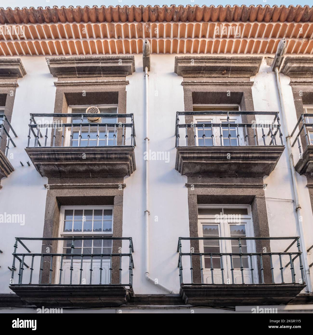 Stadtbild mit französischen Fenstern eines traditionellen Gebäudes in der Stadtstraße, im hellen Herbstlicht in Funchal, Madeira, Portugal Stockfoto