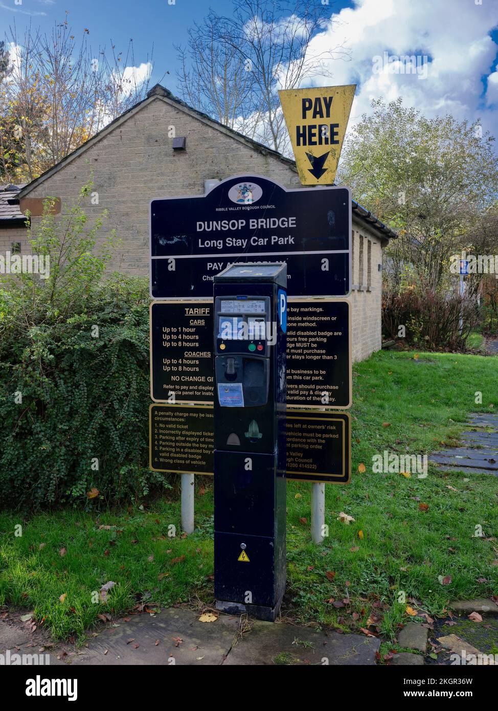 Entschuldigen Sie die Störung, Parkplatzautomat auf dem Parkplatz in Dunsop Bridge. Lancashire Stockfoto