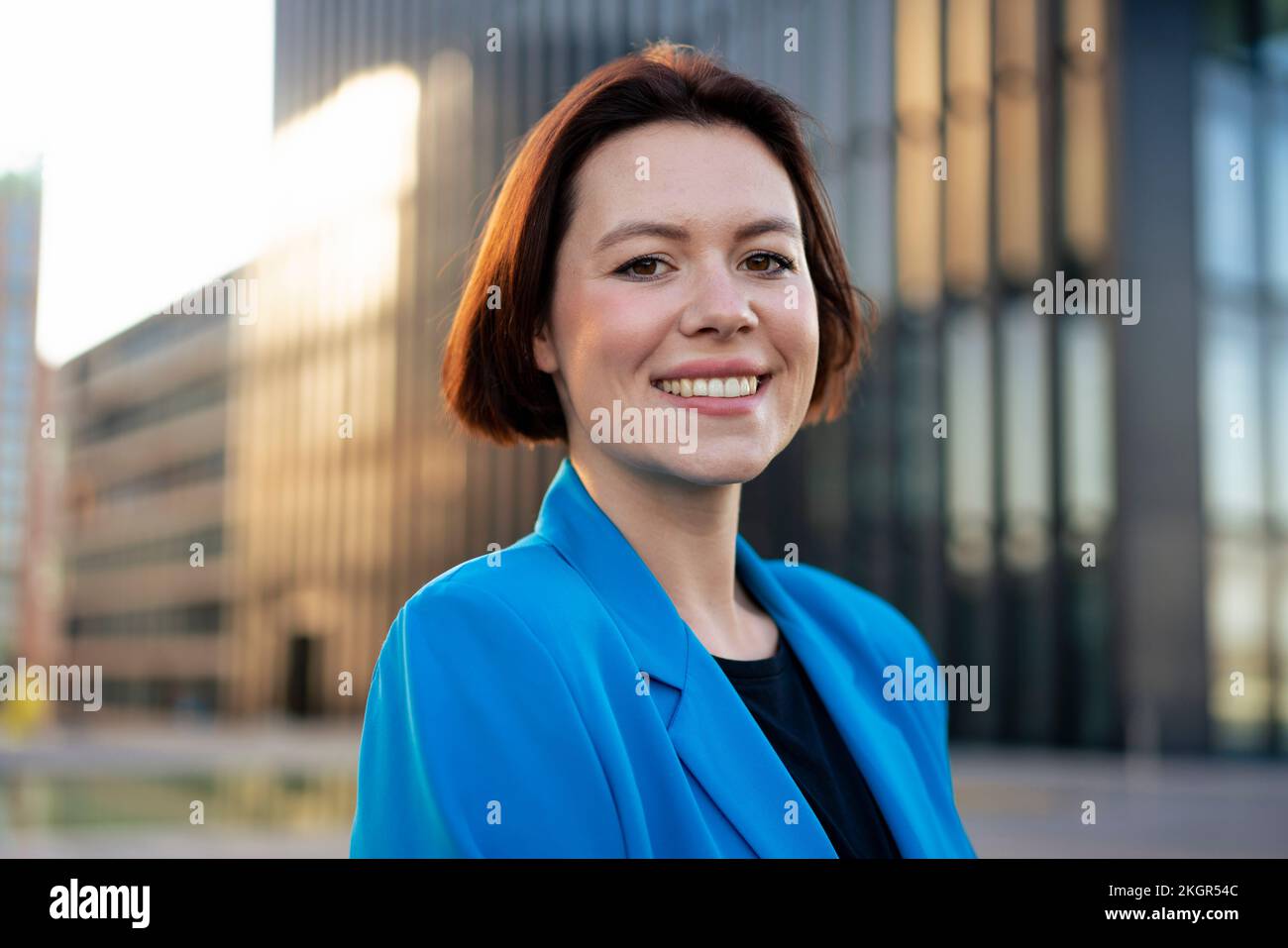Glückliche Geschäftsfrau mit kurzen Haaren Stockfoto