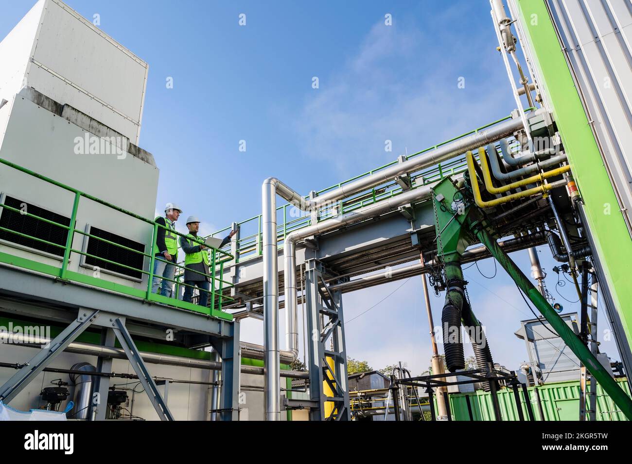 Ingenieure, die in der Recyclinganlage arbeiten Stockfoto