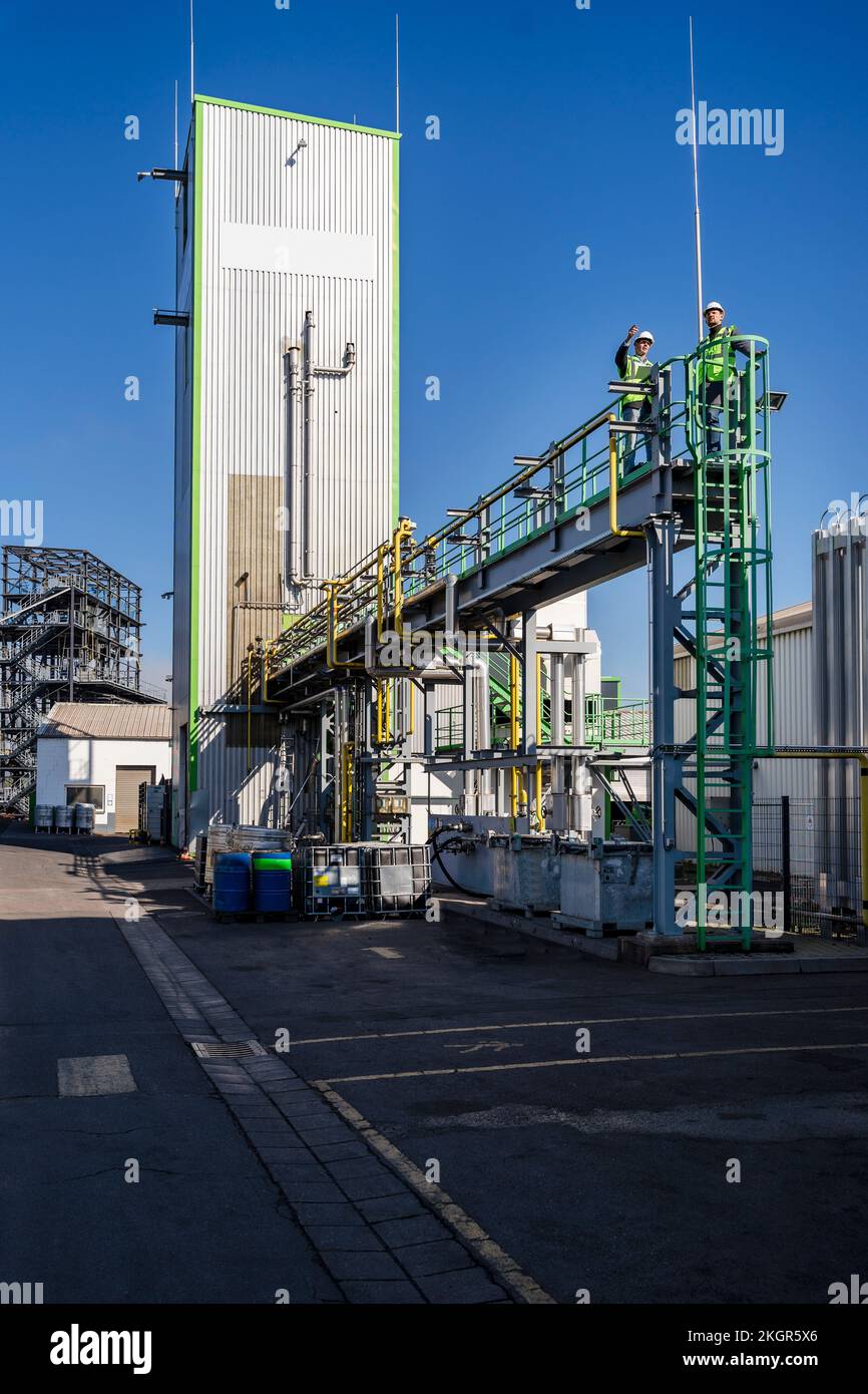 Ingenieure stehen auf der Brücke der Recyclinganlage Stockfoto