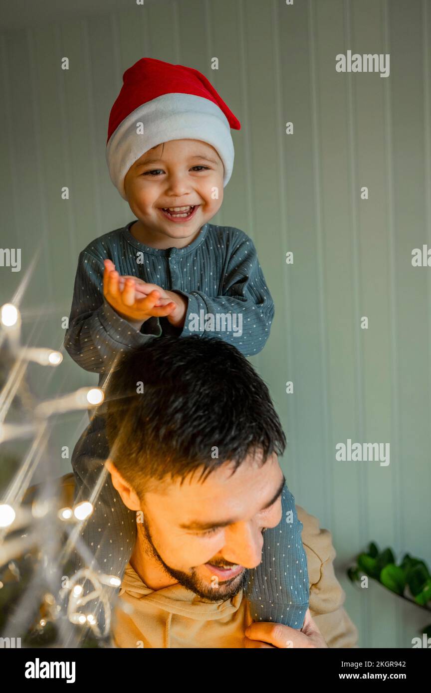 Glücklicher Sohn und Vater zu Hause an Weihnachten Stockfoto