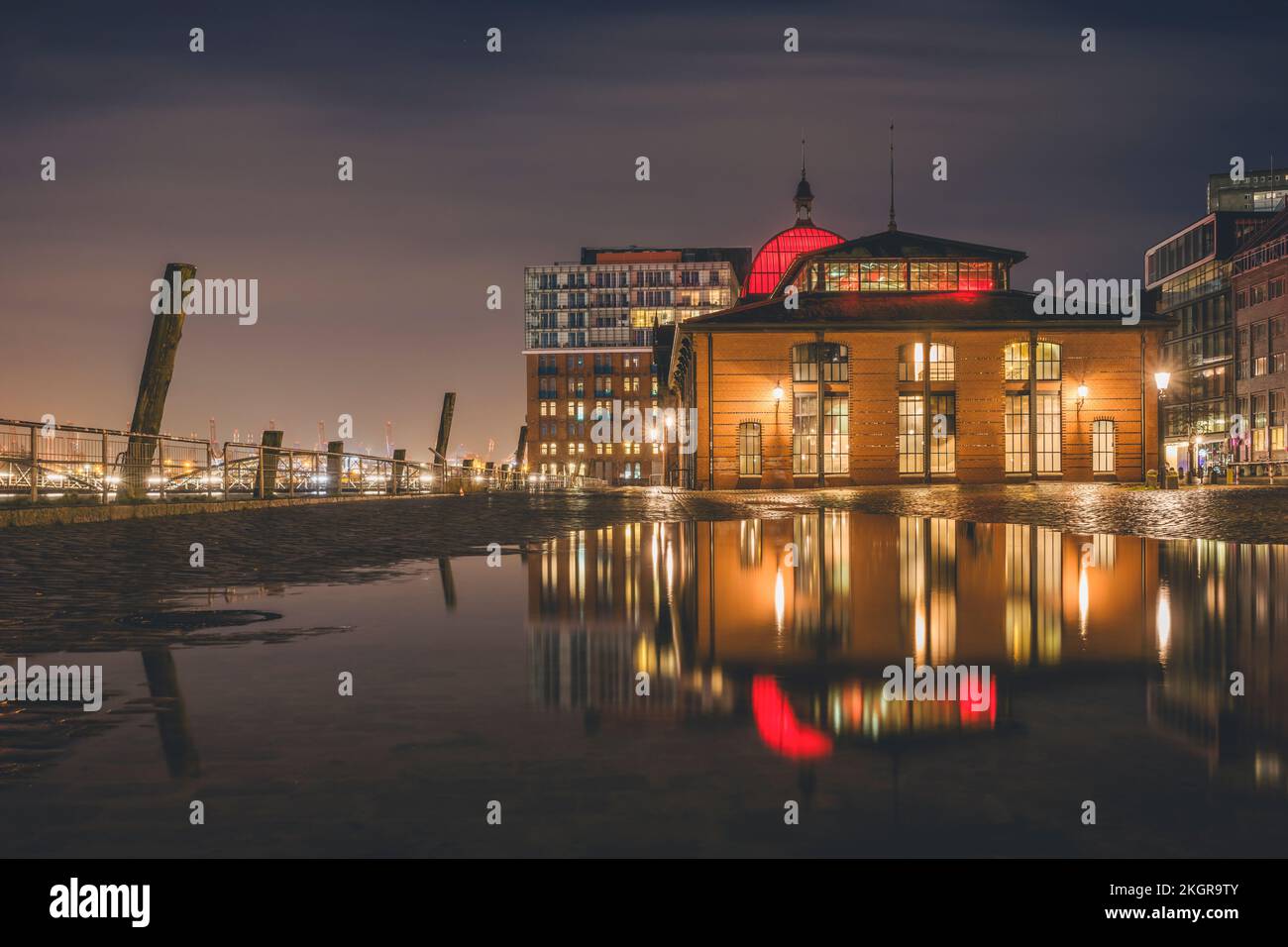Deutschland, Hamburg, historische Fischauktionshalle bei Nacht Stockfoto