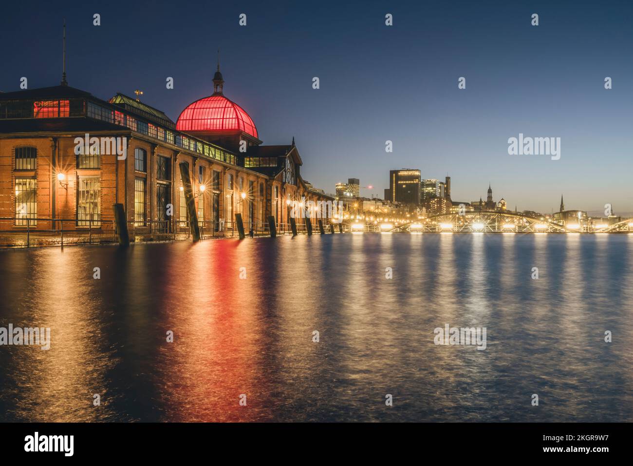 Deutschland, Hamburg, historische Fischauktionshalle bei Nacht Stockfoto