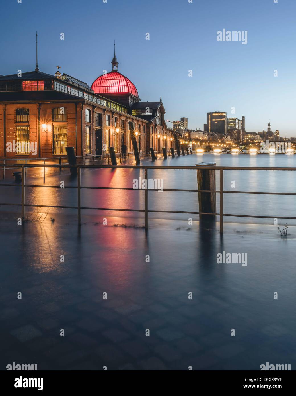 Deutschland, Hamburg, historische Fischauktionshalle in der Abenddämmerung Stockfoto