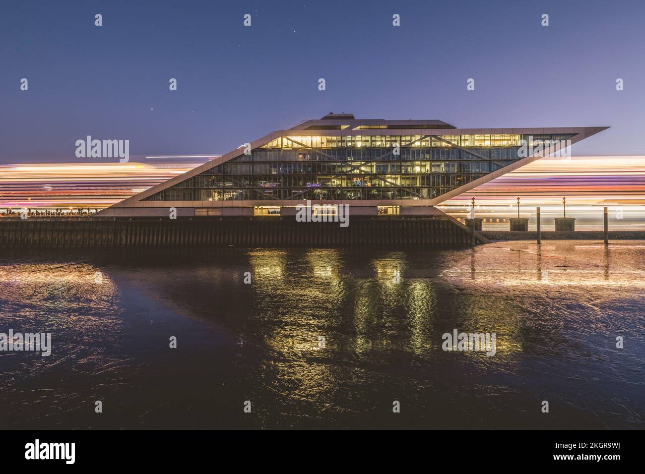 Deutschland, Hamburg, Dockland Fährterminal bei Tagesanbruch mit leichten Pfaden von vorbeifahrendem Schiff Stockfoto