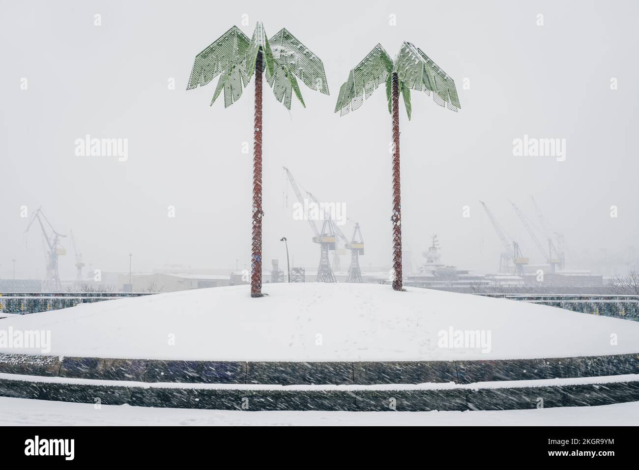 Deutschland, Hamburg, künstliche Palmen in Park Fiction im Schneefall Stockfoto