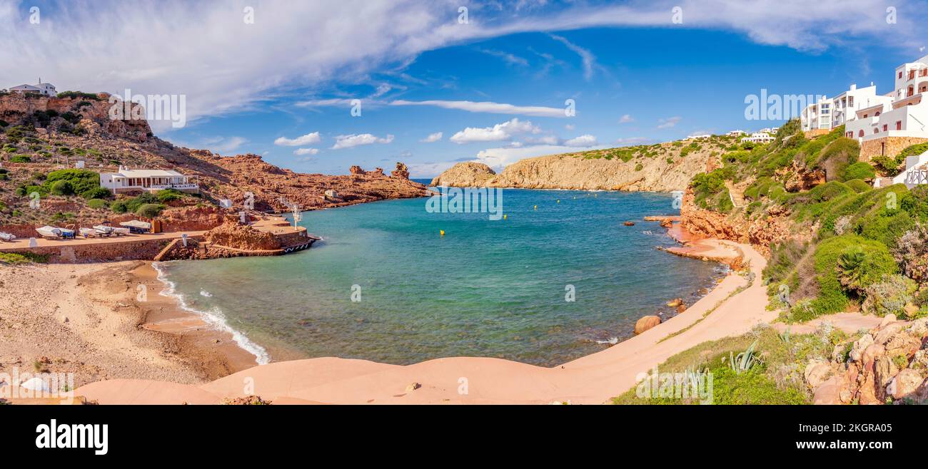 Spanien, Balearen, Menorca, Panoramablick auf die Bucht von Cala Morell im Sommer Stockfoto