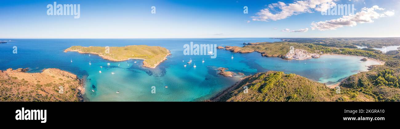 Spanien, Balearen, Menorca, Panoramablick auf Colom Island und umliegende Landschaft im Sommer Stockfoto