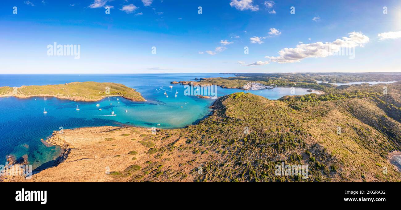 Spanien, Balearen, Menorca, Panoramablick auf Colom Island und umliegende Landschaft im Sommer Stockfoto