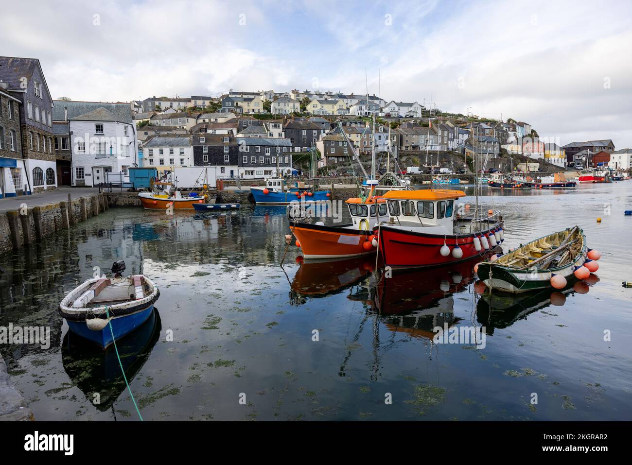 Großbritannien, England, Mevagissey, Fischerboote im Dorfhafen Stockfoto