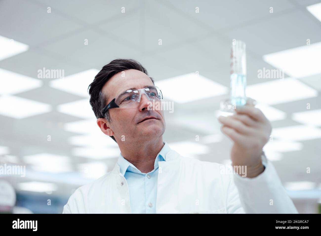 Chemiker analysiert Reagenzgläser im Labor Stockfoto