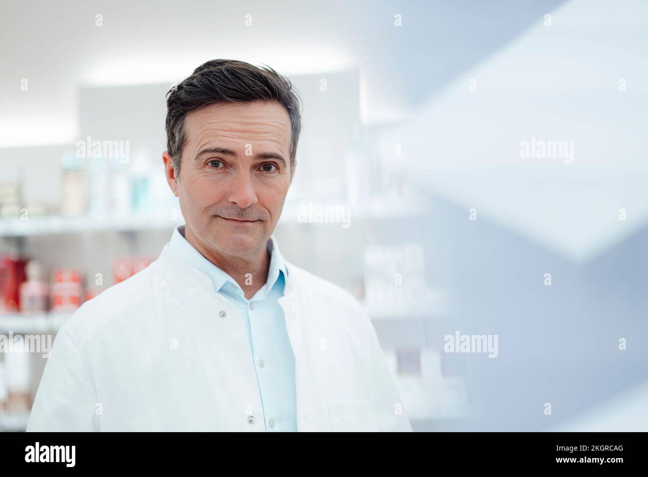 Selbstbewusster Mann in Laborkitteln in der Pharmaindustrie Stockfoto