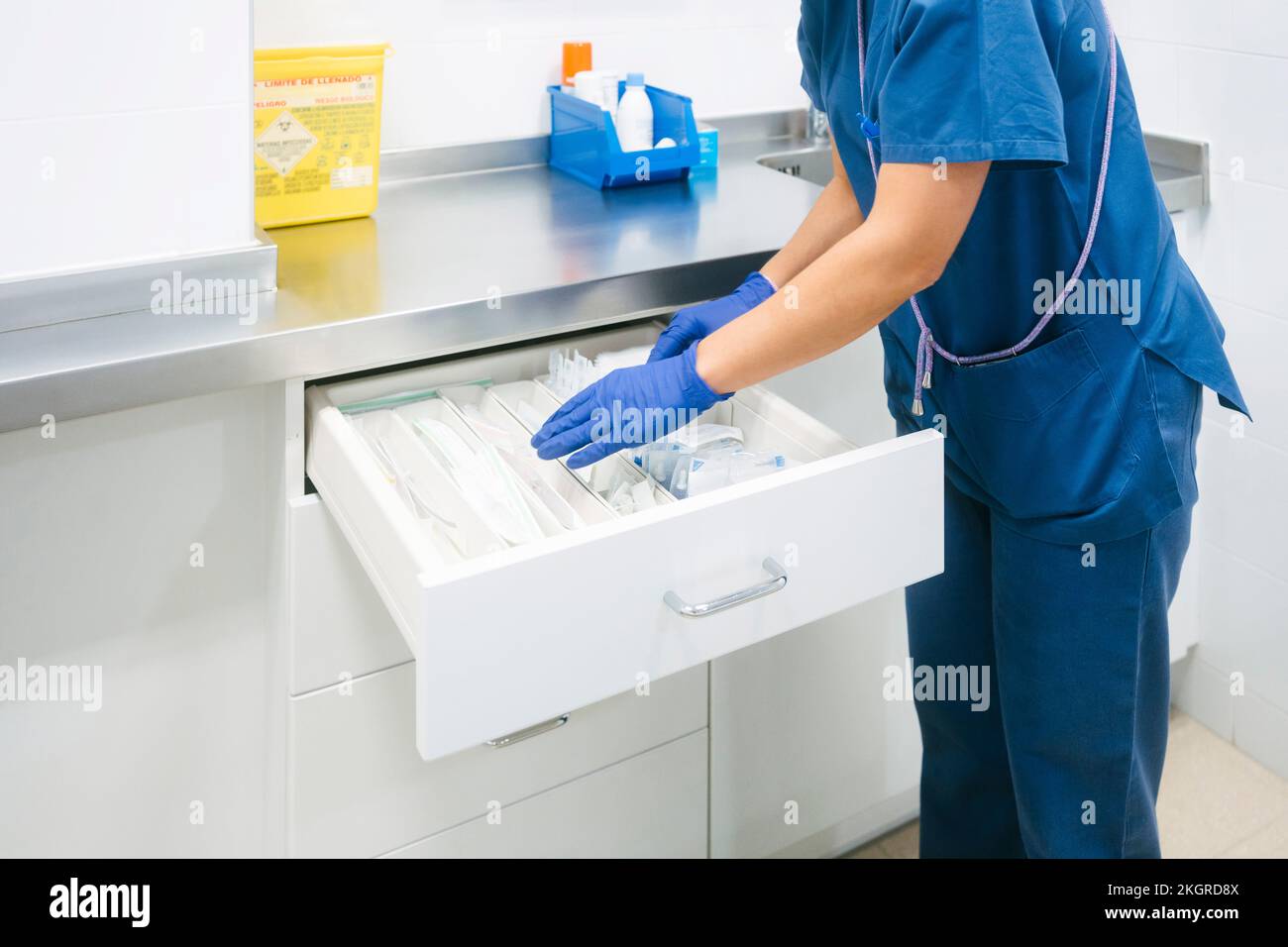 Krankenschwester, die medizinische Versorgung im Krankenhaus wieder auffüllt Stockfoto