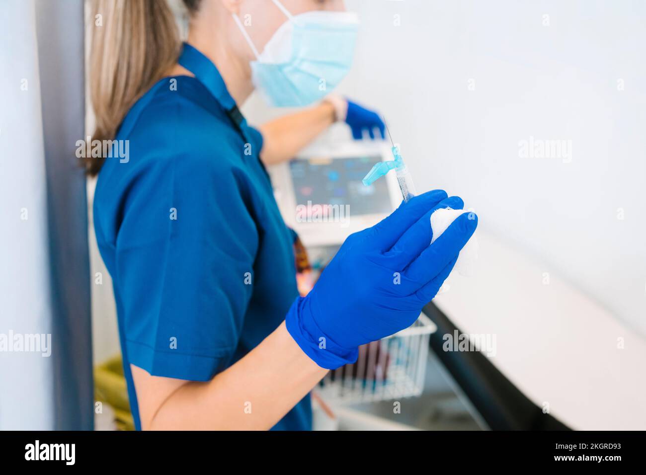 Krankenschwester steht mit Spritze auf der Krankenstation Stockfoto