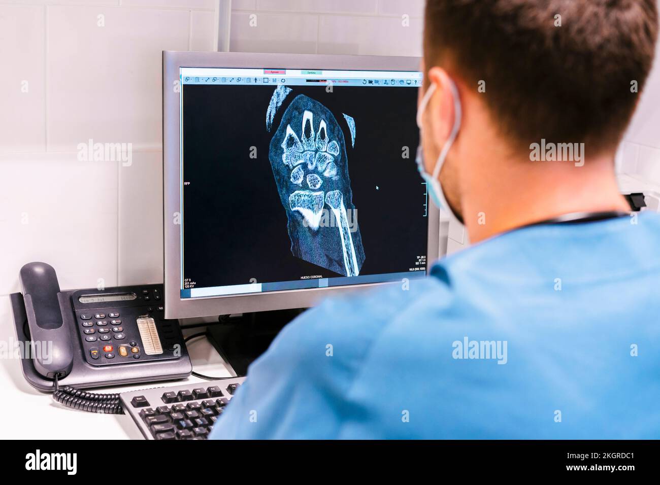 Arzt untersucht Röntgenbild am Computer im Krankenhaus Stockfoto