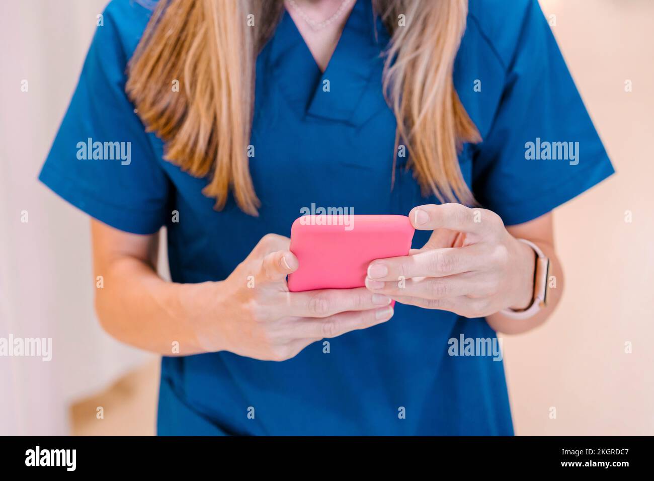 Krankenschwester mit Smartphone im Krankenhaus Stockfoto