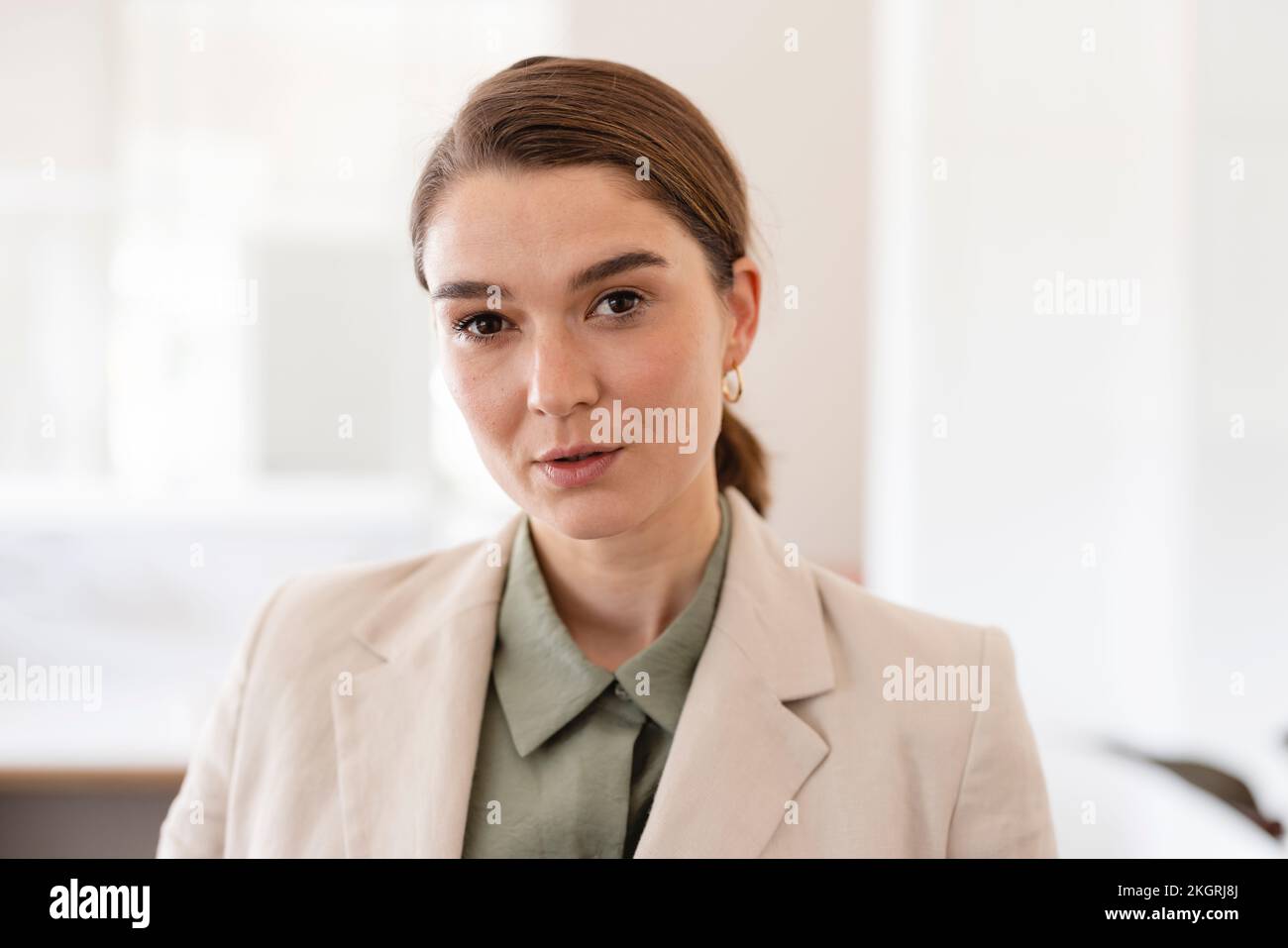 Geschäftsfrau in kluger Freizeit im Büro Stockfoto