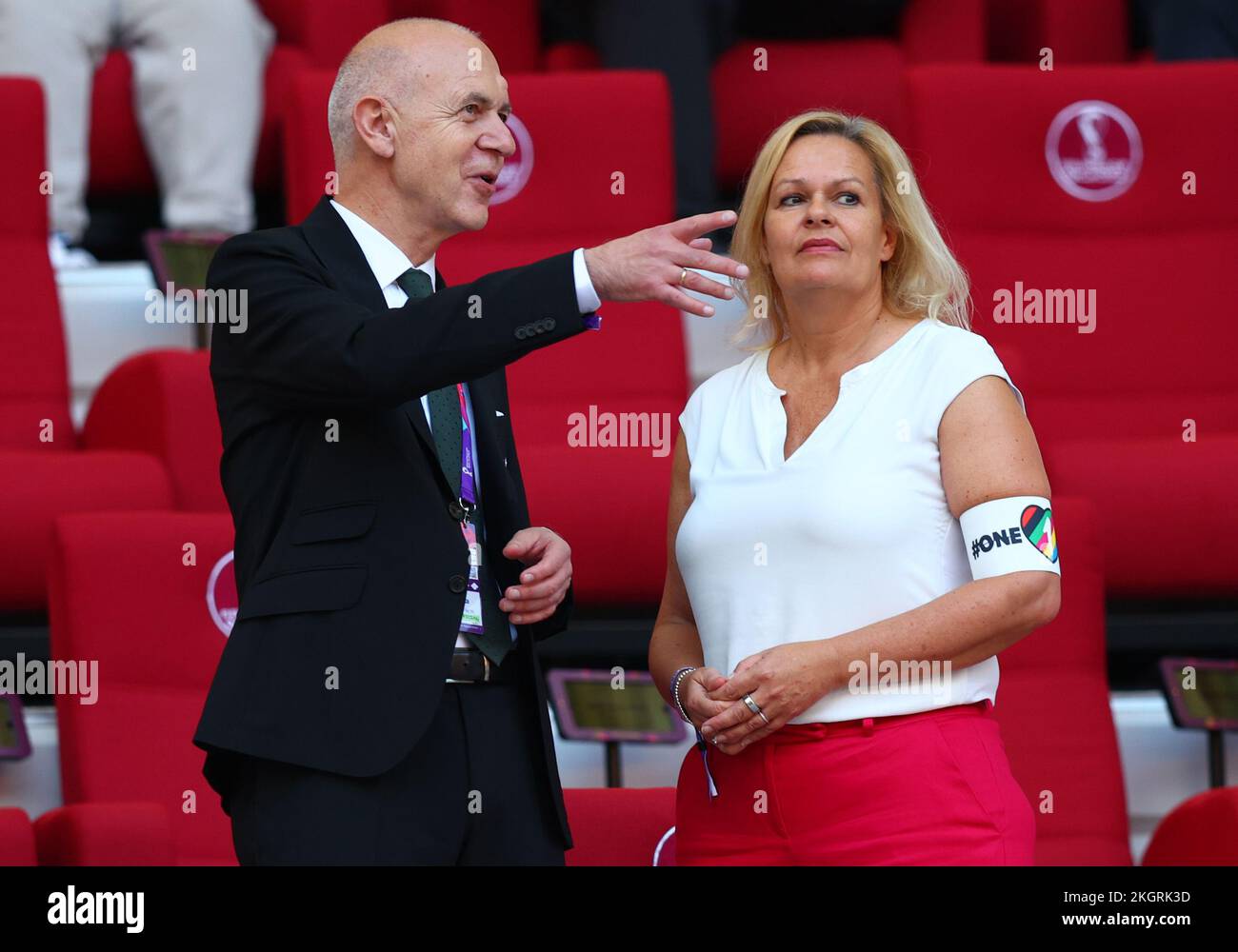 23. November 2022, Katar, Al Rayyan;: Präsident des Deutschen Fußballverbandes (DFB) Bernd Neuendorf mit der deutschen Innen- und Sportministerin Nancy Faeser kurz vor Beginn des Eröffnungsspiels Deutschlands gegen Japan bei der Weltmeisterschaft 2022 in Katar. Faeser trug das umstrittene „One Love“-Armband, das von der FIFA für die Kapitäne von sieben europäischen Teams verboten wurde. Foto: Federico Gambarini/dpa Stockfoto