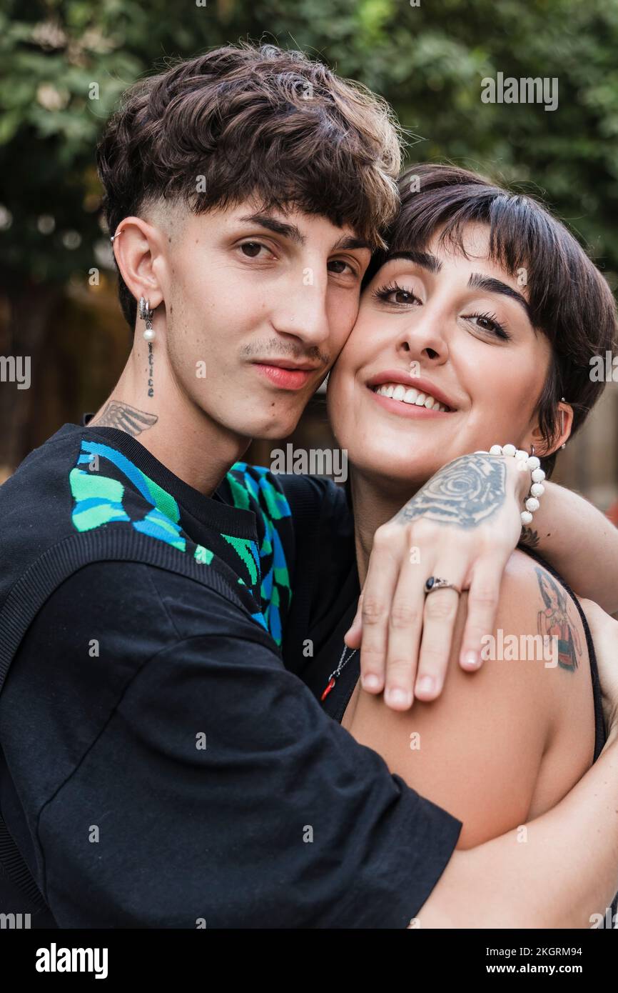 Lächelndes junges Paar, das sich umarmt Stockfoto