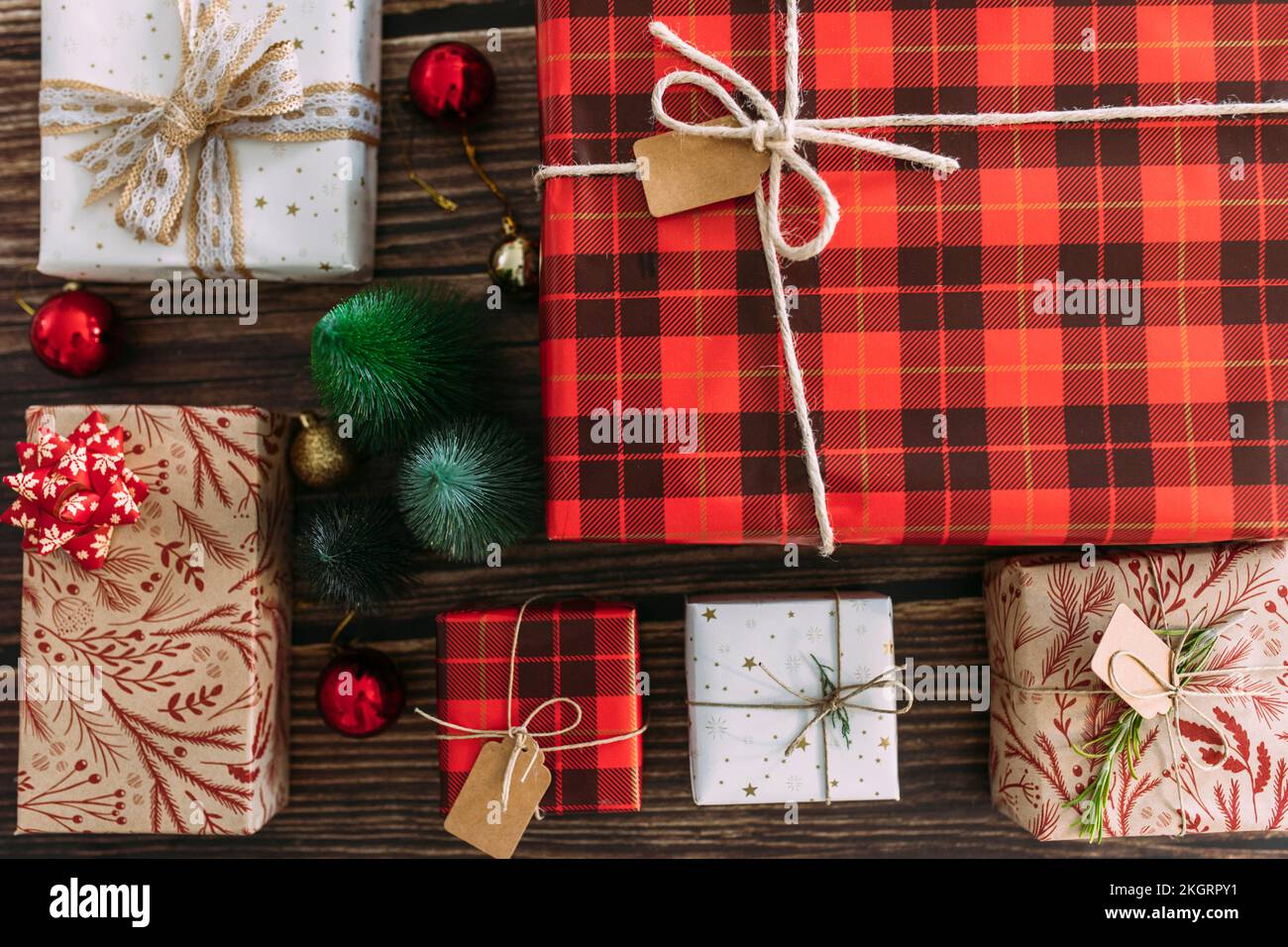 Weihnachtsgeschenke auf dem Tisch Stockfoto